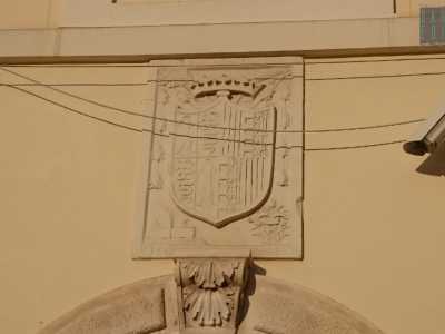 Lo stemma con le armi di Sforza, Visconti e Aragona sopra il portale di ingresso di Palazzo della Dogana